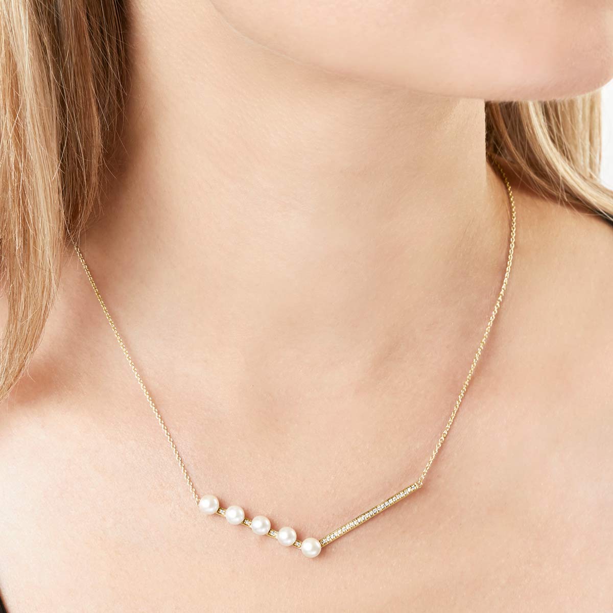 Yellow Gold / White Freshwater