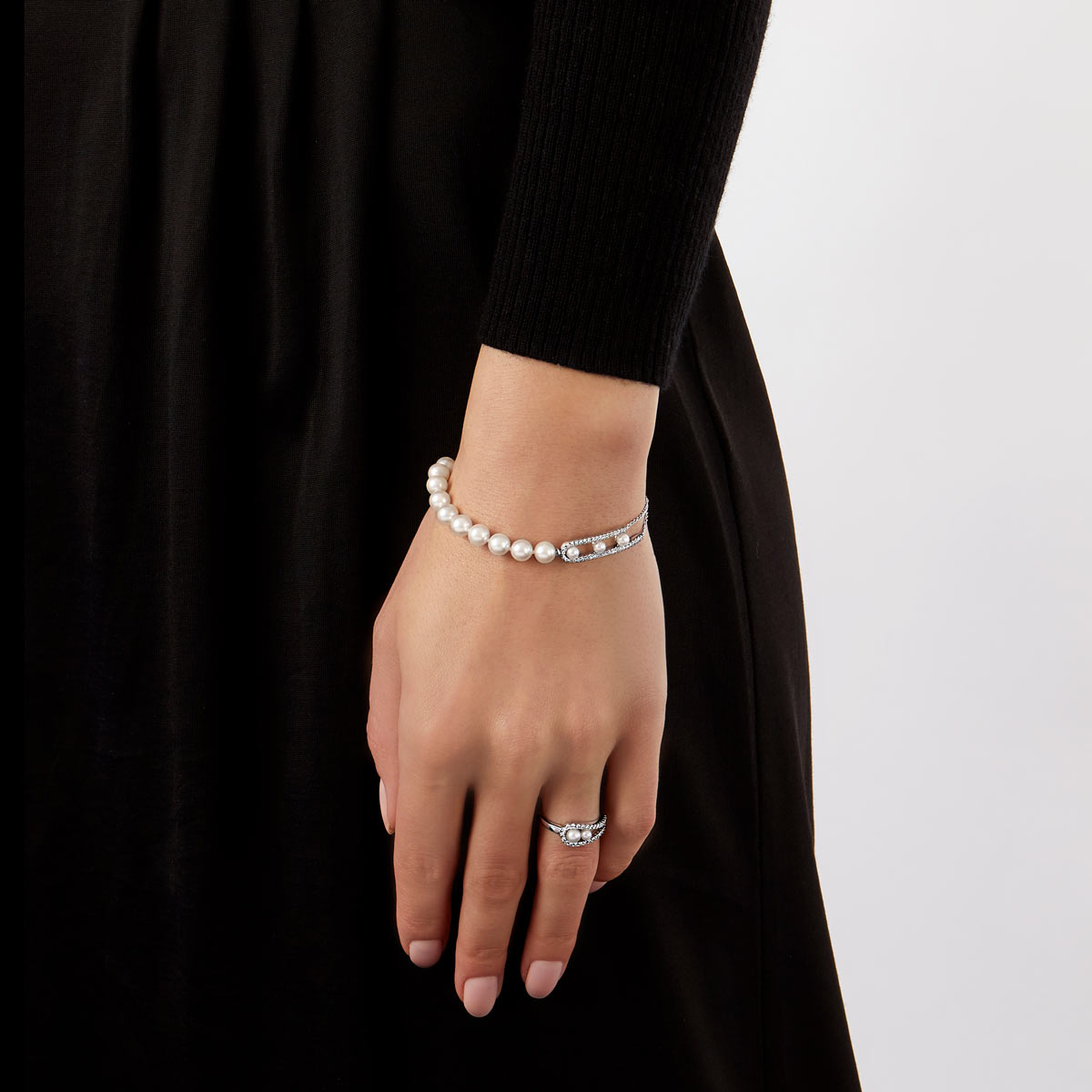 Sleek 18k White Gold and Akoya Pearl Motif Bracelet