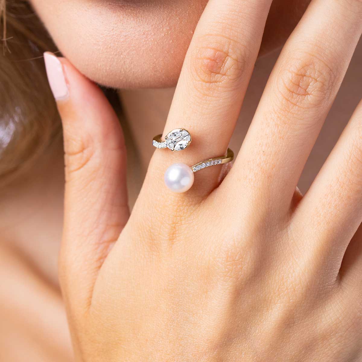 Yellow Gold / White Japanese Akoya